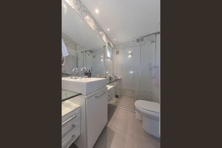 Apartamento à venda com 126m², 3 quartos e 4 vagas Apartamento à venda com 126m², 3 quartos e 4 vagasBanheiro da Suíte 2