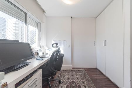 Apartamento à venda com 126m², 3 quartos e 4 vagas Apartamento à venda com 126m², 3 quartos e 4 vagasEscritório