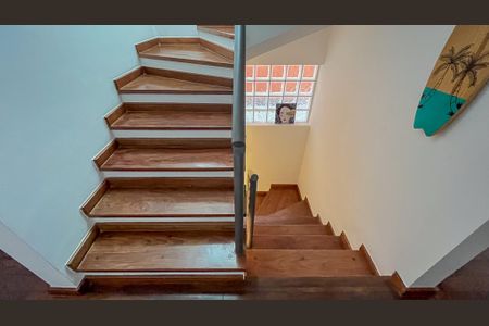 Casa à venda com 200m², 3 quartos e 3 vagas Casa à venda com 200m², 3 quartos e 3 vagasEscada