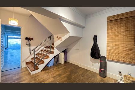 Casa à venda com 200m², 3 quartos e 3 vagas Casa à venda com 200m², 3 quartos e 3 vagasEscritório