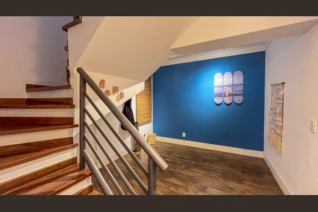 Casa à venda com 200m², 3 quartos e 3 vagas Casa à venda com 200m², 3 quartos e 3 vagasEscritório