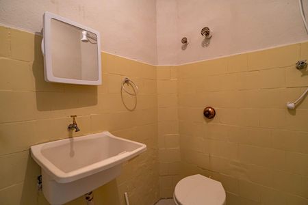 Banheiro de kitnet/studio para alugar com 1 quarto, 40m² em Bela Vista, São Paulo