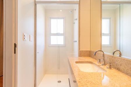 Apartamento à venda com 387m², 4 quartos e 4 vagas Apartamento à venda com 387m², 4 quartos e 4 vagasBanheiro da Suíte 1