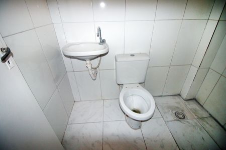 Banheiro social de apartamento para alugar com 2 quartos, 67m² em Váz Lobo, Rio de Janeiro