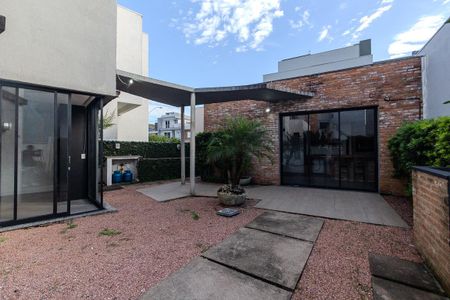 Casa de condomínio à venda com 245m², 3 quartos e 2 vagas Casa de condomínio à venda com 245m², 3 quartos e 2 vagasQuintal