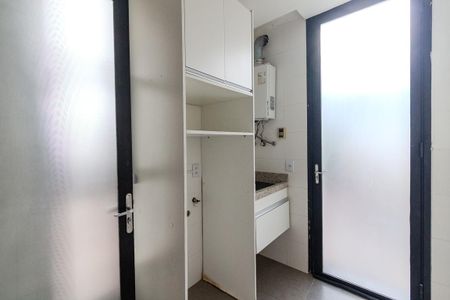 Casa de condomínio à venda com 245m², 3 quartos e 2 vagas Casa de condomínio à venda com 245m², 3 quartos e 2 vagasÁrea de Serviço