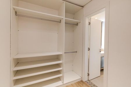 Casa de condomínio à venda com 245m², 3 quartos e 2 vagas Casa de condomínio à venda com 245m², 3 quartos e 2 vagasCloset da suíte 3