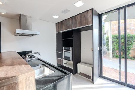 Casa de condomínio à venda com 245m², 3 quartos e 2 vagas Casa de condomínio à venda com 245m², 3 quartos e 2 vagasCozinha