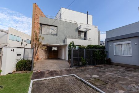 Casa de condomínio à venda com 245m², 3 quartos e 2 vagas Casa de condomínio à venda com 245m², 3 quartos e 2 vagasFachada