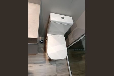 Banheiro social de kitnet/studio para alugar com 1 quarto, 30m² em Pinheiros, São Paulo