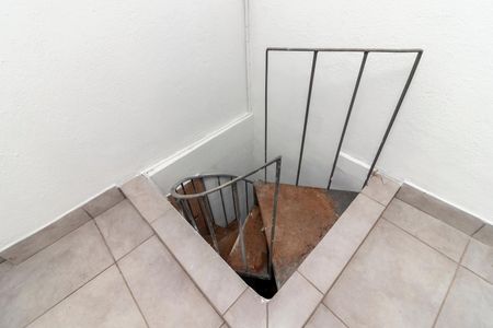 Casa para alugar com 110m², 2 quartos e sem vaga Casa para alugar com 110m², 2 quartos e sem vagaQuintal - Escada