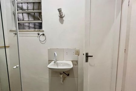 Banheiro  de kitnet/studio para alugar com 1 quarto, 35m² em Copacabana, Rio de Janeiro