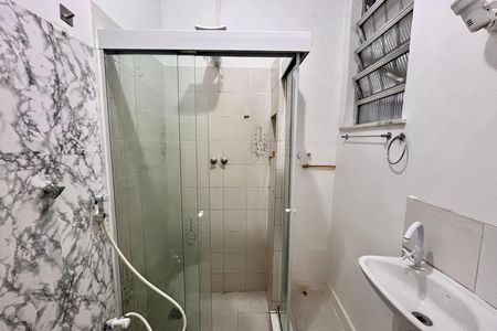Banheiro  de kitnet/studio para alugar com 1 quarto, 35m² em Copacabana, Rio de Janeiro