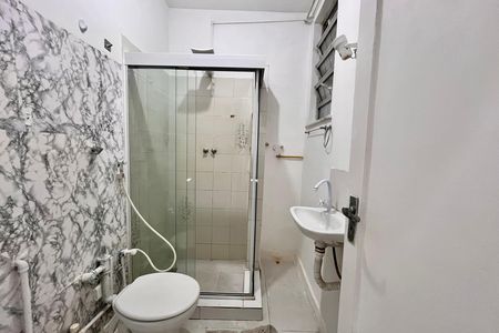 Banheiro  de kitnet/studio para alugar com 1 quarto, 35m² em Copacabana, Rio de Janeiro