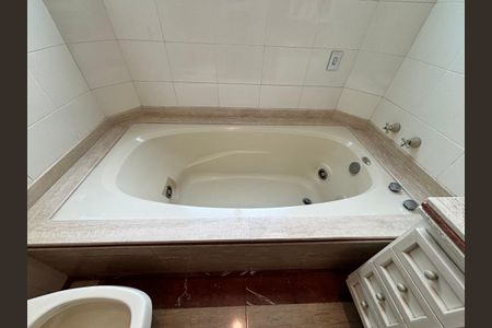 Apartamento para alugar com 200m², 4 quartos e 3 vagas Apartamento para alugar com 200m², 4 quartos e 3 vagasBanheiro da Suíte 3