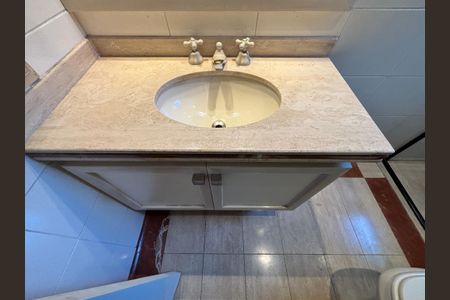 Apartamento para alugar com 200m², 4 quartos e 3 vagas Apartamento para alugar com 200m², 4 quartos e 3 vagasBanheiro da Suíte 1