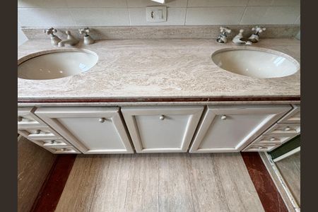 Apartamento para alugar com 200m², 4 quartos e 3 vagas Apartamento para alugar com 200m², 4 quartos e 3 vagasBanheiro da Suíte 3