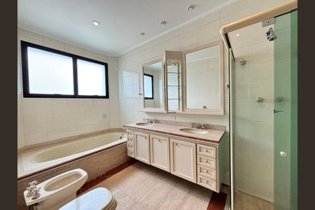 Apartamento para alugar com 200m², 4 quartos e 3 vagas Apartamento para alugar com 200m², 4 quartos e 3 vagasBanheiro da Suíte 3