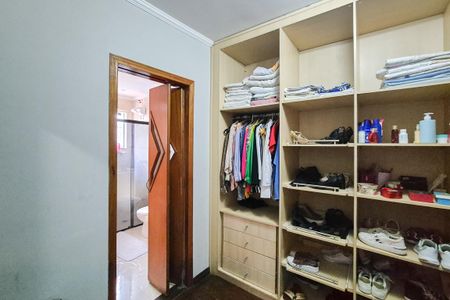 Casa à venda com 250m², 3 quartos e 5 vagas Casa à venda com 250m², 3 quartos e 5 vagasSuíte 1 - closet