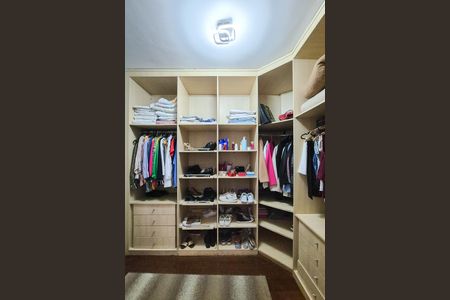 Casa à venda com 250m², 3 quartos e 5 vagas Casa à venda com 250m², 3 quartos e 5 vagasSuíte 1 - closet