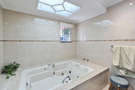 Casa à venda com 250m², 3 quartos e 5 vagas Casa à venda com 250m², 3 quartos e 5 vagasBanheiro da Suíte 1