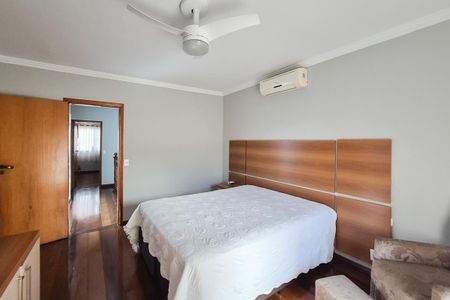 Casa à venda com 250m², 3 quartos e 5 vagas Casa à venda com 250m², 3 quartos e 5 vagasSuíte 1