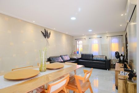 Casa à venda com 100m², 3 quartos e 4 vagasSala