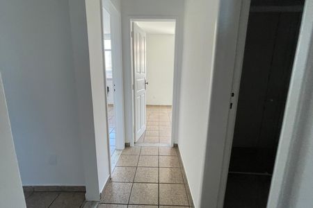 Corredor de apartamento para alugar com 2 quartos, 63m² em Jardim Vinte E Cinco de Agosto, Duque de Caxias