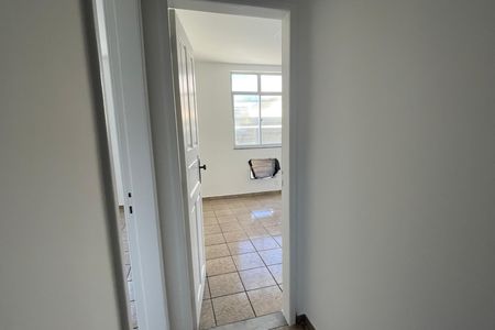 Corredor de apartamento para alugar com 2 quartos, 63m² em Jardim Vinte E Cinco de Agosto, Duque de Caxias