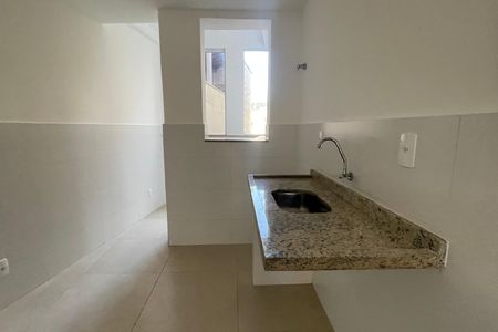 Cozinha de apartamento para alugar com 2 quartos, 63m² em Jardim Vinte E Cinco de Agosto, Duque de Caxias