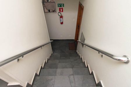 Apartamento para alugar com 75m², 2 quartos e sem vaga Apartamento para alugar com 75m², 2 quartos e sem vagaEscada