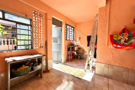 Casa à venda com 180m², 3 quartos e 2 vagasFundos