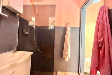 Casa à venda com 180m², 3 quartos e 2 vagasFundos