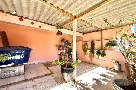 Casa à venda com 180m², 3 quartos e 2 vagasFundos