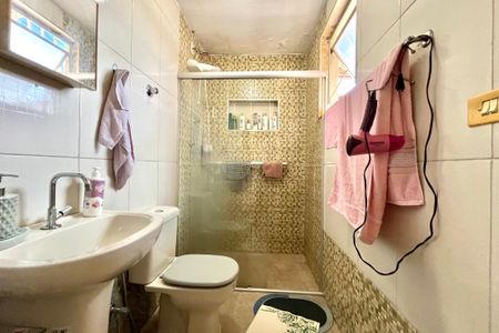 Casa à venda com 180m², 3 quartos e 2 vagasBanheiro 