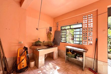 Casa à venda com 180m², 3 quartos e 2 vagasFundos