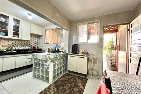 Casa à venda com 180m², 3 quartos e 2 vagasCozinha