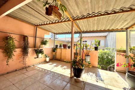 Casa à venda com 180m², 3 quartos e 2 vagasFundos