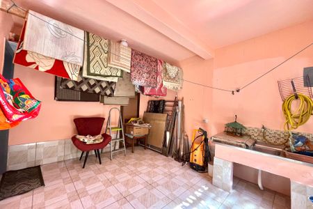 Casa à venda com 180m², 3 quartos e 2 vagasFundos