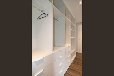 Apartamento à venda com 194m², 3 quartos e 1 vaga Apartamento à venda com 194m², 3 quartos e 1 vagaCloset da suíte 2