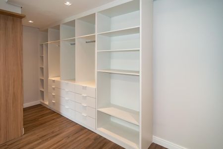 Apartamento à venda com 194m², 3 quartos e 1 vaga Apartamento à venda com 194m², 3 quartos e 1 vagaCloset da suíte 2