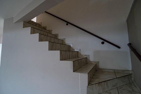 Casa para alugar com 280m², 8 quartos e sem vaga Casa para alugar com 280m², 8 quartos e sem vagaEscada