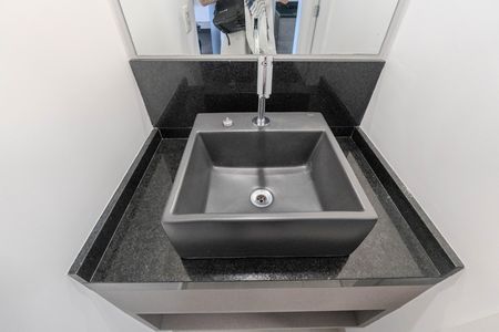 Banheiro de kitnet/studio para alugar com 1 quarto, 24m² em Bela Vista, São Paulo