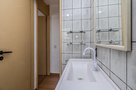 banheiro social_4 de apartamento para alugar com 2 quartos, 64m² em Jardim Santa Emilia, São Paulo