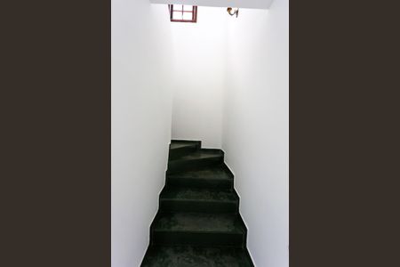 Casa para alugar com 200m², 3 quartos e 2 vagasEscada