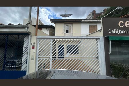 Casa para alugar com 110m², 2 quartos e 2 vagas Casa para alugar com 110m², 2 quartos e 2 vagasFachada