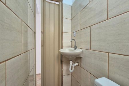 Banheiro de casa para alugar com 1 quarto, 28m² em Jardim Santa Lúcia, Campinas