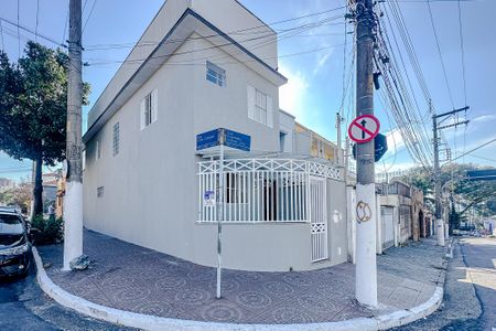 Casa para alugar com 230m², 2 quartos e 2 vagasFachada