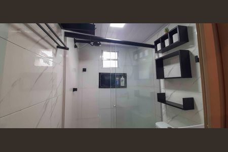 Banheiro de kitnet/studio para alugar com 1 quarto, 20m² em Jardim Ivana, São Paulo