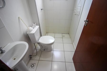 Banheiro social de apartamento para alugar com 1 quarto, 30m² em Vila Helena, Sorocaba